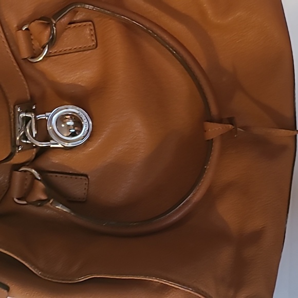 Micheal Kors Authentic Large Hamilton Handbag. Very good condition! - Picture 2 of 4
